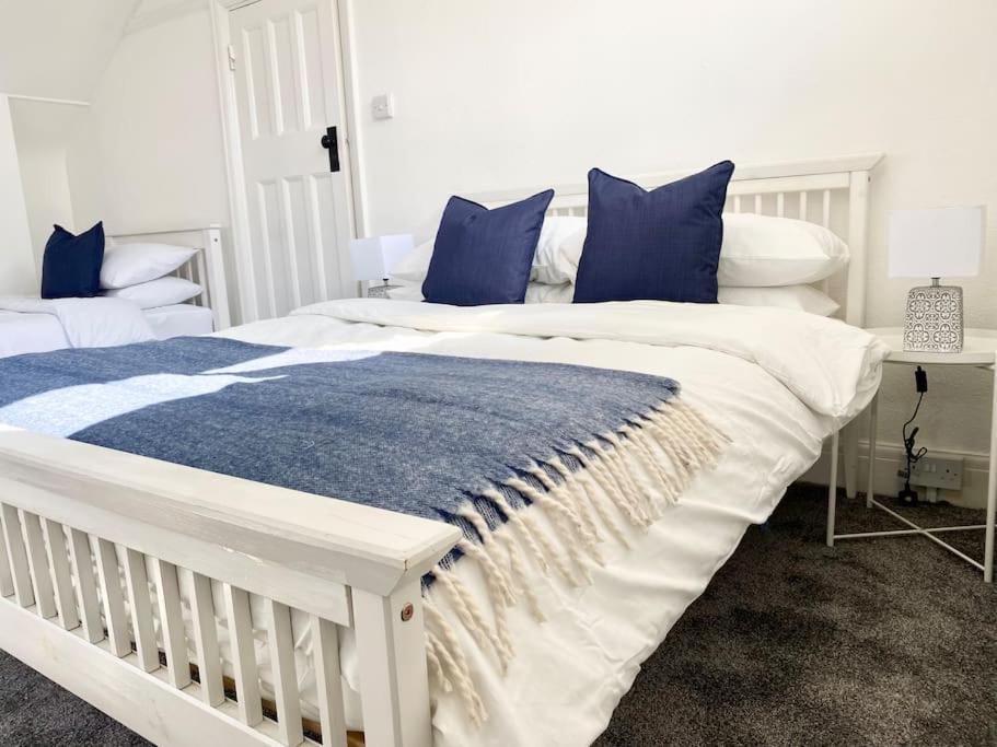 Charming Seaside Cottage In Leigh-On-Sea Сътън он Сий Екстериор снимка