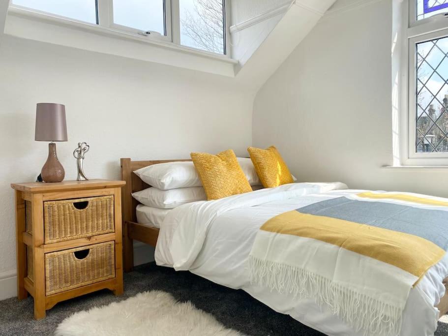 Charming Seaside Cottage In Leigh-On-Sea Сътън он Сий Екстериор снимка