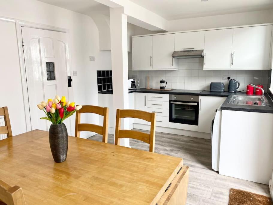 Charming Seaside Cottage In Leigh-On-Sea Сътън он Сий Екстериор снимка